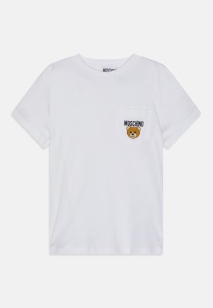 Hvid t-shirt med korte ærmer med en lille brystlomme med et bamseansigt og teksten "Moschino" over det.