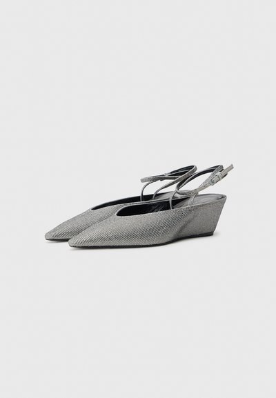 Hallid punktkingade sling back-tüüpi kingad tekstuurse metallilise viimistlusega, madala kiilkontsa ja reguleeritava pahkluu rihmaga.