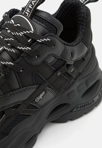 Buffalo TRIPLET HOLLOW - Trainers - black