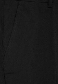 Schwarze Hosen aus gewebtem Stoff, mit einer Seitentasche, flachem Bund und feinen Nähdetails, die eine strukturierte Oberfläche veranschaulichen.