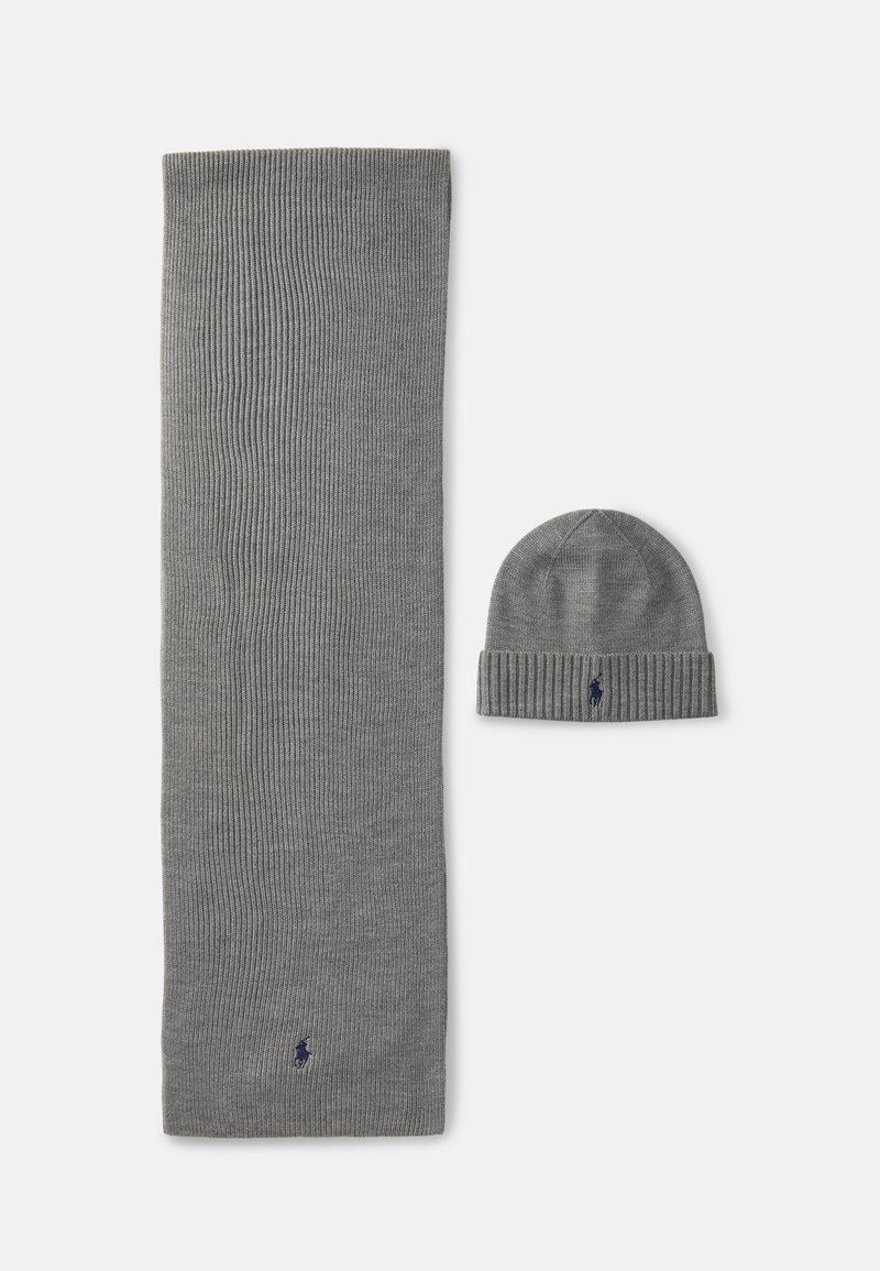 Cachecol cinza de malha e um gorro correspondente, ambos com uma textura canelada. O cachecol é longo, enquanto o gorro tem um punho dobrado e um detalhe de logotipo.
