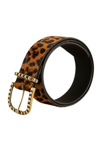 Cinturón de estampado de leopardo hecho de piel sintética con respaldo de cuero negro; cuenta con una hebilla metálica dorada con detalles de tachuelas decorativas.