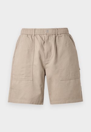 Short beige longueur genou avec taille élastique, bouton devant, passants pour ceinture et grandes poches plaquées des deux côtés.