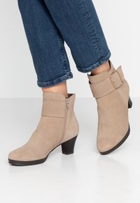 Pier One Kotníkové boty - beige