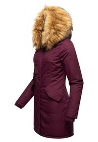Burgundy parkajacka med en stor huva av konstpäls, två framfickor och ribbade ärmslut, med en mjuk yta och knälång design.
