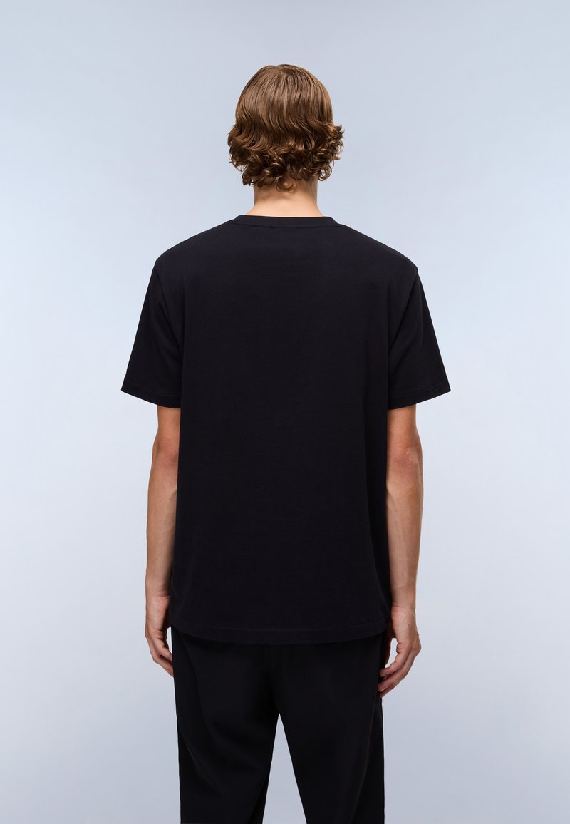 Schwarzes T-Shirt mit kurzen Ärmeln aus Baumwolle, mit Rundhalsausschnitt, glatter Oberfläche und lockerer Passform, von hinten dargestellt.