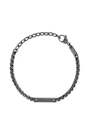 Metalen armband met een zwart kettingontwerp. Beschikt over een rechthoekig plaatje voor personalisatie en een karabijnhaak voor een veilige sluiting.