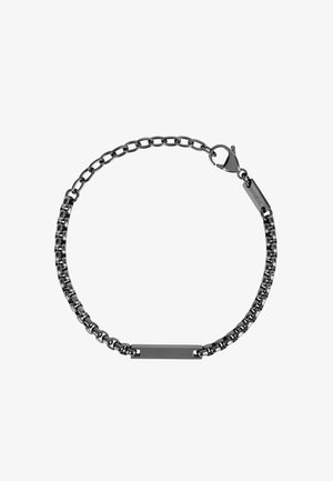 Metalen armband met een zwart kettingontwerp. Beschikt over een rechthoekig plaatje voor personalisatie en een karabijnhaak voor een veilige sluiting.