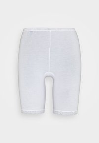 Hvite bomullsshorts med en jevn tekstur, med en blonderekke nederst og et utskjæringsmønster i midten. Enkel og funksjonell design.