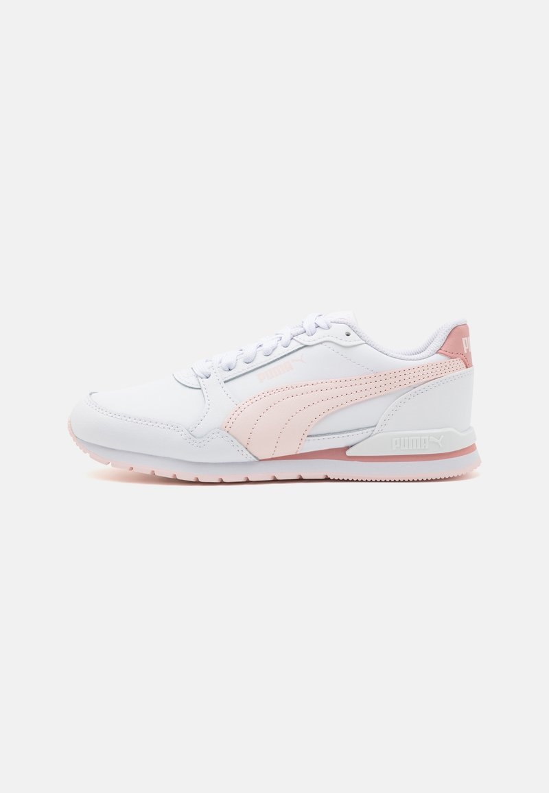 Chaussure de course Puma blanche et rose clair avec lacets et semelle en caoutchouc, vue de la partie extérieure sur fond uni.