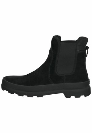 Bottine Chelsea en daim noir avec empiècements latéraux élastiques, languette au talon et épaisse semelle en caoutchouc à crampons.
