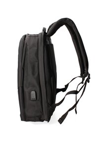 Zaino nero realizzato in tessuto resistente, con una forma strutturata, spallacci imbottiti, una superficie texturizzata e un dettaglio con porta USB.