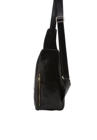 Borsa a spalla nera in pelle con forma strutturata, dotata di una tasca laterale con zip dorata e una tracolla regolabile. Texture liscia.