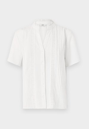 Blouse blanche à manches courtes avec un col mandarin, présentant des détails de pintucks verticaux et une fermeture à boutons à l'avant. Tissu léger.