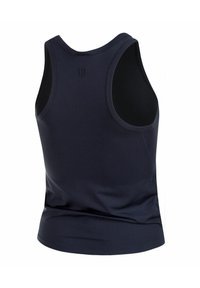 Camiseta sin mangas deportiva en navy con una textura suave, escote redondo y sisas amplias. Presenta un logo en la parte posterior y acentos en negro contrastantes.