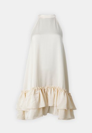 Vestido halter branco com decote arredondado, apresentando uma bainha com volantes. Feito de um tecido suave com uma textura macia e um design fluido.
