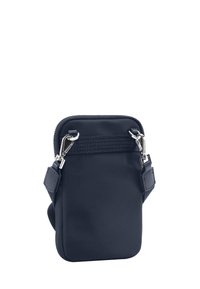 Mornarsko modra tkanina crossbody torba z zadrgo, nastavljivim trakom in kovinskimi dodatki. Kompaktna pravokotna oblika z gladko teksturo.