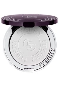 Compact rond avec une poudre blanche à l'intérieur, présentant une surface texturée et une marque en relief. Le couvercle est de couleur violet foncé avec une finition brillante.