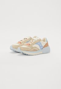 Beige og lys blå sneakers med semsket skinn og mesh-materialer, med rosa og brune aksenter, rund tå og en teksturert gummisåle.