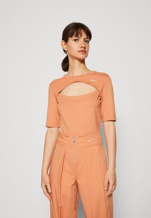 Nike Sportswear CUTOUT - Μπλουζάκι με στάμπα - amber brown/sail