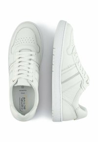 Weiße Leder-Sneaker mit perforierter Zehenpartie, flachen Schnürsenkeln und dezenten grauen Streifen. Strukturiert weiße Gummisohle. Minimalistisches Design und Branding.