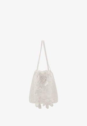 Sac seau en crochet blanc avec des accents floraux, des sangles tressées réglables, un motif texturé et une fermeture à cordon.