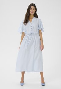 Rochie albastru deschis, până la genunchi, cu talie strânsă, față butonată, mâneci scurte evazate și o țesătură texturată.