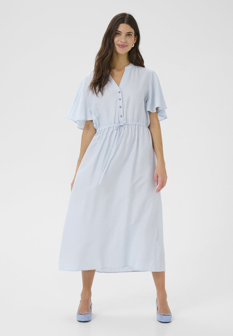 Rochie albastru deschis, până la genunchi, cu talie strânsă, față butonată, mâneci scurte evazate și o țesătură texturată.