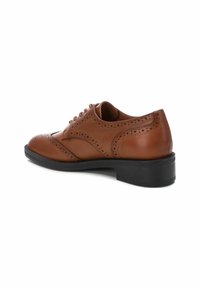 Zapato brogue de cuero marrón con detalles perforados, punta redonda y suela de goma negra. Presenta un diseño de cordones y sutiles acentos curvados.