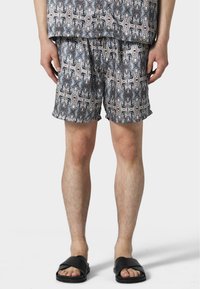 Kurze Hosen aus leichtem Stoff mit einem gemusterten Design in Grautönen und Beigefarben, elastischem Bund und kurzer Länge.