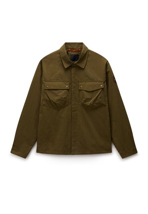 Grüne Herrenjacke mit langen Ärmeln, zwei aufgesetzten Taschen vorne und Kragen, mit einem runden Aufnäher am linken Ärmel.