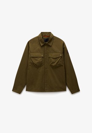 Herrejakke i olivengrøn med lange ærmer, to flaplommer foran og en krave, med et rundt mærke på venstre ærme.