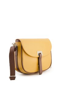 Leder-Crossbody-Tasche in Gelb mit einem braunen Gurt, in runder Form, mit Klappenverschluss, silbernen Beschlägen und einer strukturierten Oberfläche.