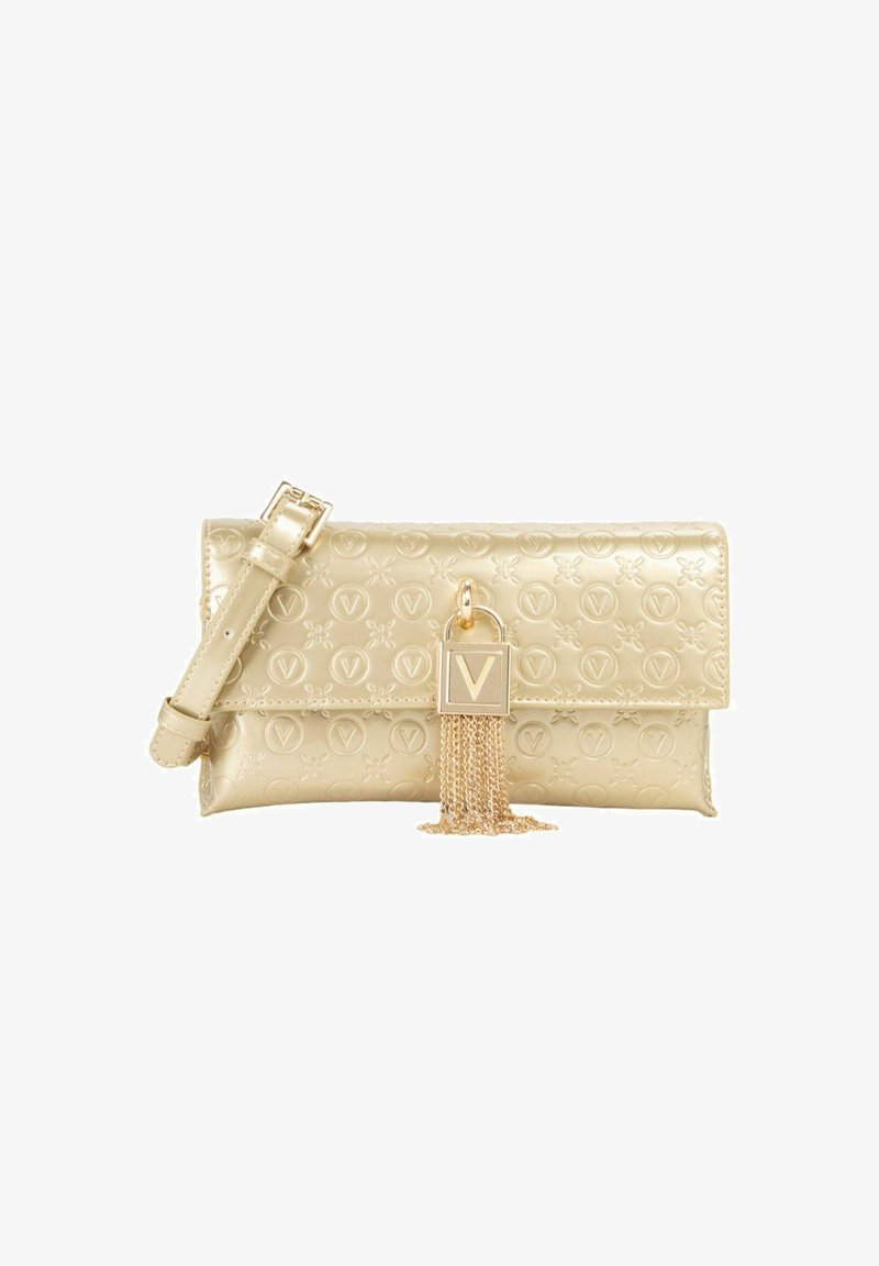 Pochette beige embossée avec bandoulière réglable, serrure dorée marquée d'un "V", et détail pompon en chaîne suspendu.