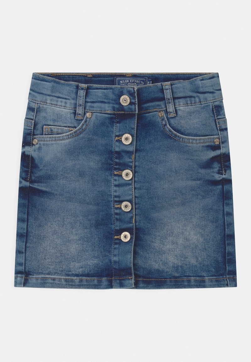 Jupe en denim bleu moyen avec une fermeture à boutons à l'avant, deux poches avant et une coupe classique. Présente des dégradés subtils et des détails de couture.