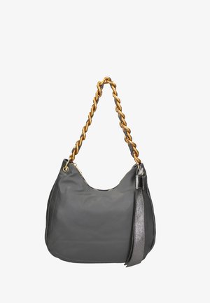 Borsa morbida grigia con silhouette curva. Presenta una tracolla in catena dorata e un accento con nappina metallica. Chiusura con zip nella parte superiore.