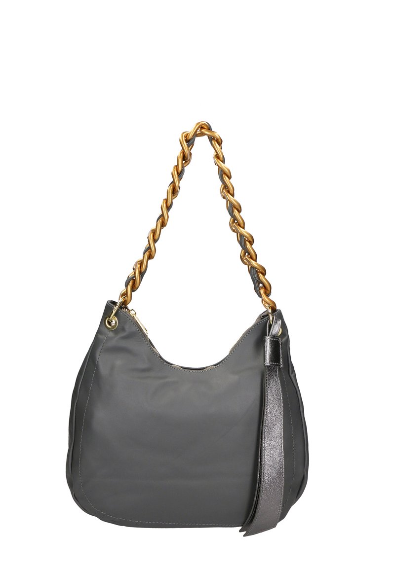 Borsa morbida grigia con silhouette curva. Presenta una tracolla in catena dorata e un accento con nappina metallica. Chiusura con zip nella parte superiore.