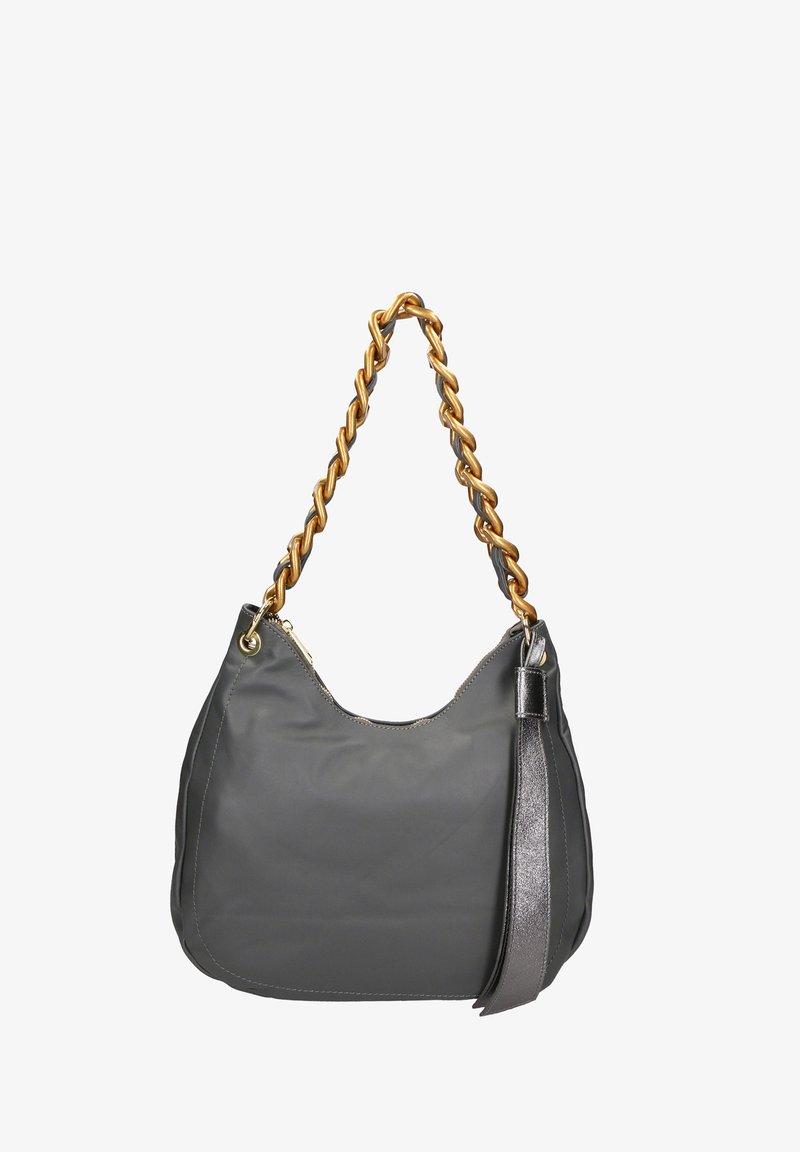 Borsa morbida grigia con silhouette curva. Presenta una tracolla in catena dorata e un accento con nappina metallica. Chiusura con zip nella parte superiore.