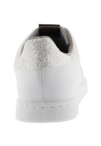 Zapatilla blanca con una parte superior de cuero liso y un acento plateado texturizado en el talón. Presenta una punta redondeada y una suela de goma blanca.