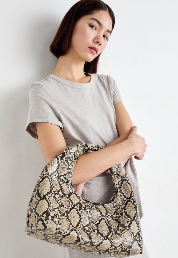 SOFT BAG - Handtasche