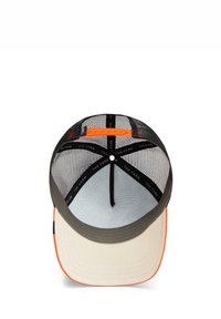 Gorra de béisbol con una parte delantera color crema, trasera de malla negra y un borde naranja. Presenta una correa ajustable con la marca en el lado interior.