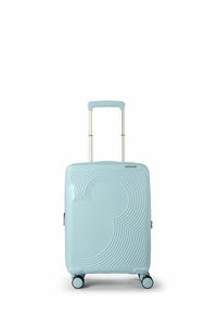 Valise cabine à coque rigide de couleur bleu clair avec un motif ondulé en relief et une silhouette de Mickey Mouse, équipée d'une poignée télescopique et de quatre roues.