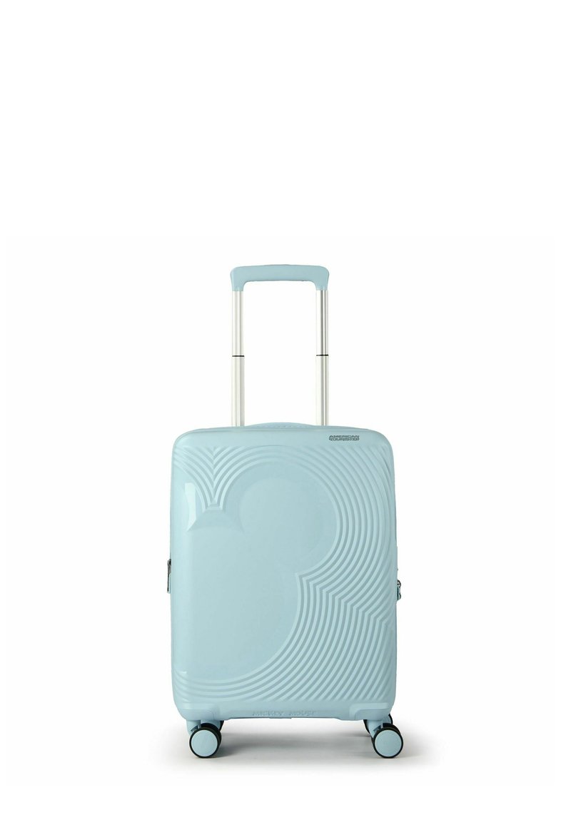Valise cabine à coque rigide de couleur bleu clair avec un motif ondulé en relief et une silhouette de Mickey Mouse, équipée d'une poignée télescopique et de quatre roues.