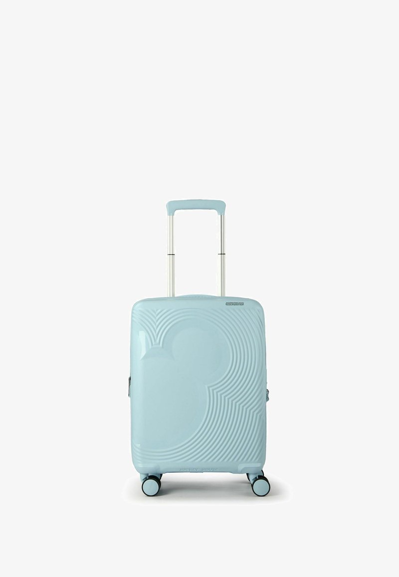 Valise cabine à coque rigide de couleur bleu clair avec un motif ondulé en relief et une silhouette de Mickey Mouse, équipée d'une poignée télescopique et de quatre roues.