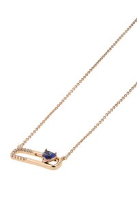 Halskette in Goldoptik mit einem Sicherheitsnadel-Design, einem tropfenförmigen blauen Edelstein und kleinen klaren Steinen entlang der Kante der Nadel.