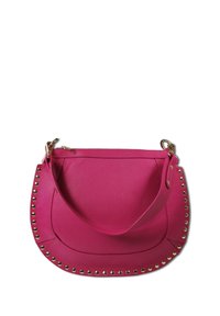 Sac à main en cuir rose avec des clous dorés le long des bords, un fond plat et une seule bandoulière. Fermeture zip sur le dessus.