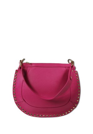Rosa Lederhandtasche mit goldfarbenen Nieten entlang der Kanten, einem flachen Boden und einem einzelnen Schulterriemen. Mit Reißverschluss zu schließen.