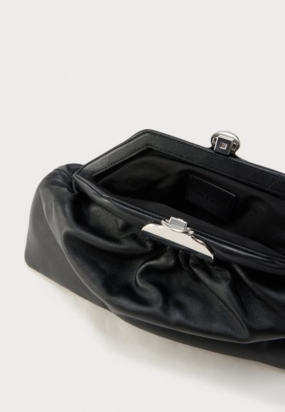 Μαύρο δερμάτινο τσαντάκι χειρός με απαλή, πτυχωτή υφή και κούμπωμα σε ασημί χρώμα. Το εσωτερικό είναι επενδυμένο με σκουρότερο ύφασμα.