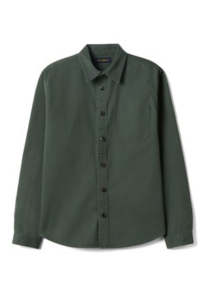 Camisa de manga larga de color verde oscuro con botones, cuello y un solo bolsillo en el pecho, extendida sobre un fondo blanco.
