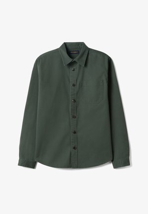 Camisa de manga larga de color verde oscuro con botones, cuello y un solo bolsillo en el pecho, extendida sobre un fondo blanco.